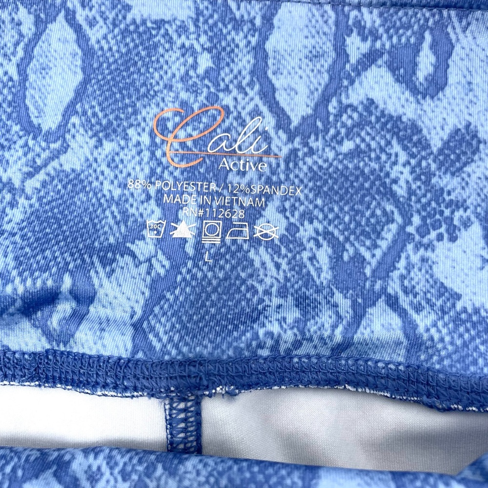 🛍️SALE🛍️ Cali Active Leggings Python Blue Print with Side Pockets - Picture 9 of 10